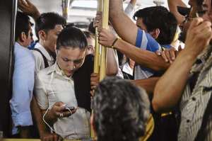En las horas pico se registran los momentos m&aacute;s inc&oacute;modos en el traslado, por el exceso de pasajeros. Foto: William Orellana.