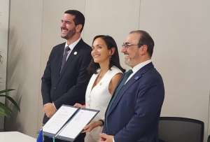 Autoridades ecuatorianas y representantes de CAF durante la firma de los instrumentos de cooperaci&oacute;n en Ciudad de Panam&aacute;.