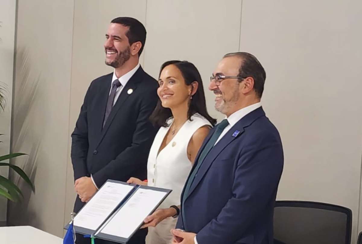 Autoridades ecuatorianas y representantes de CAF durante la firma de los instrumentos de cooperaci&oacute;n en Ciudad de Panam&aacute;.