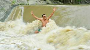 La estructura de madera del estanque tiene m&aacute;s de 50 a&ntilde;os de construcci&oacute;n. Las burbujas que se generan dan la sensaci&oacute;n a las personas de estar en un jacuzzi natural. Foto: Rodolfo P&aacute;rraga / El Tel&eacute;grafo