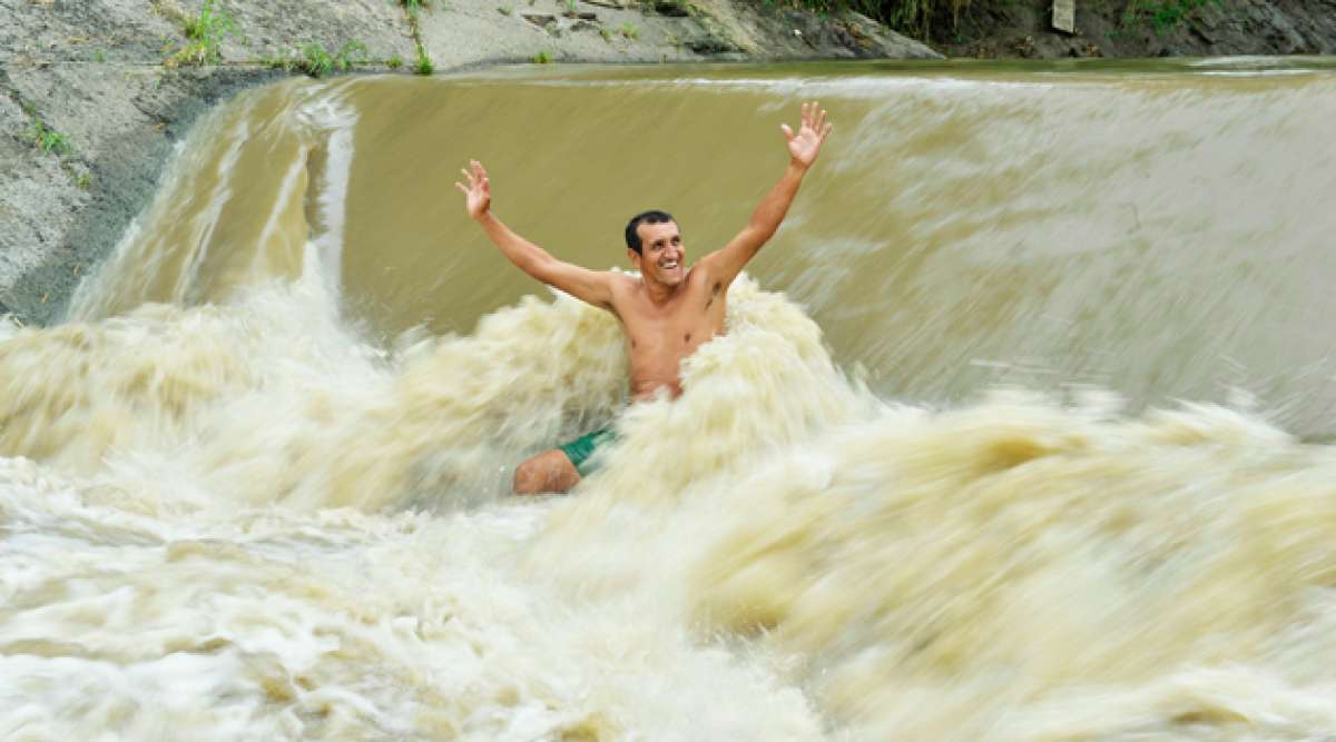 La estructura de madera del estanque tiene m&aacute;s de 50 a&ntilde;os de construcci&oacute;n. Las burbujas que se generan dan la sensaci&oacute;n a las personas de estar en un jacuzzi natural. Foto: Rodolfo P&aacute;rraga / El Tel&eacute;grafo