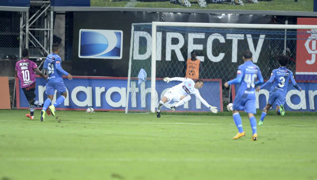 Gabriel Cortez (i) anota el segundo tanto de Independiente del Valle, que anoche someti&oacute; al campe&oacute;n ecuatoriano. La lluvia dej&oacute; resbalosa la cancha. Foto: &Aacute;lvaro P&eacute;rez / El Tel&eacute;grafo