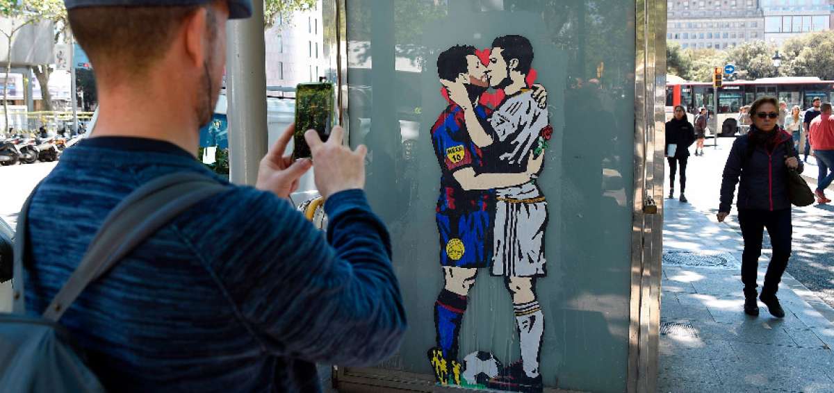 Un grafiti de Messi y Ronaldo bes&aacute;ndose causa furor antes del Cl&aacute;sico