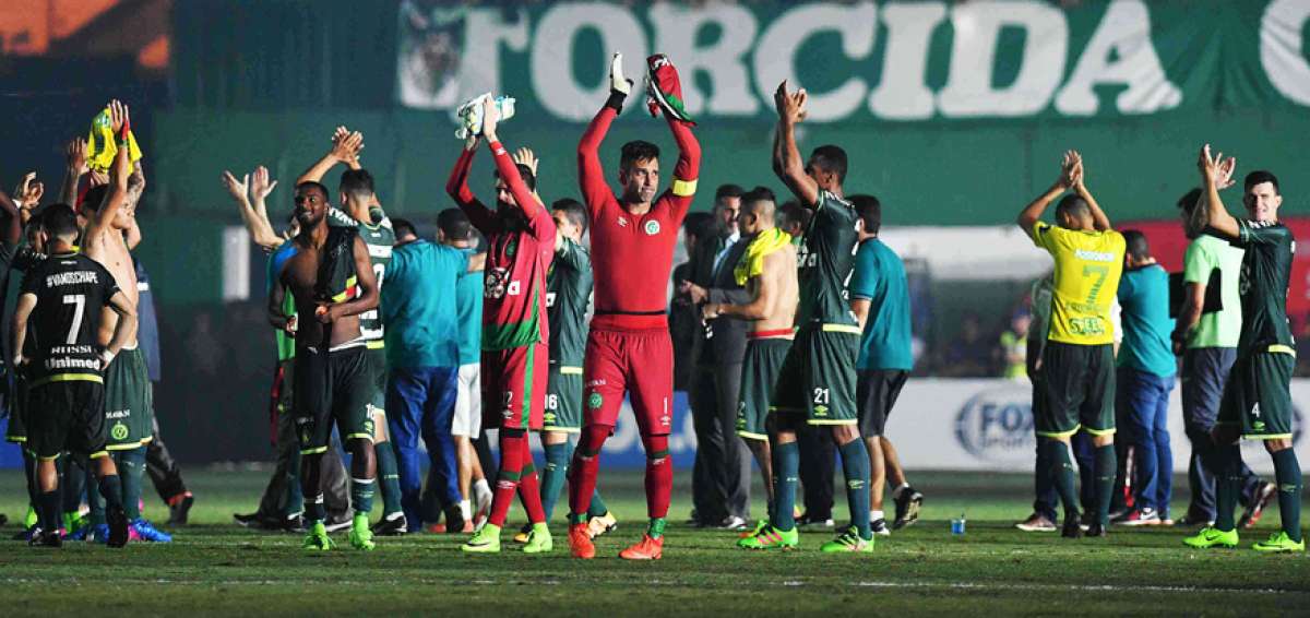 Los jugadores del Chapecoense respondieron de forma ir&oacute;nica con aplausos a las burlas de los hinchas del Crici&uacute;ma.