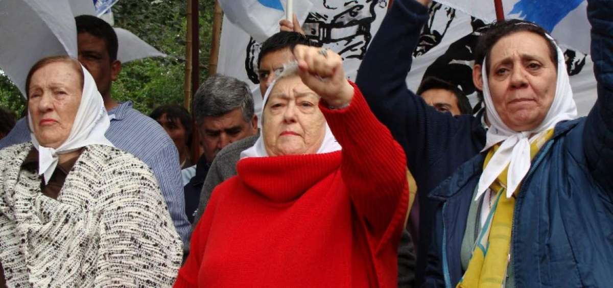 Hebe de Bonafini (centro), una de las fundadoras sobrevivientes de la organizaci&oacute;n, contin&uacute;a luchando en busca de justicia en el tema de los desaparecidos.