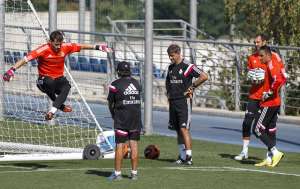 Iker Casillas (i.) no se ha pronunciado al respecto sobre las disculpas de Arbeloa. Foto: EFE
