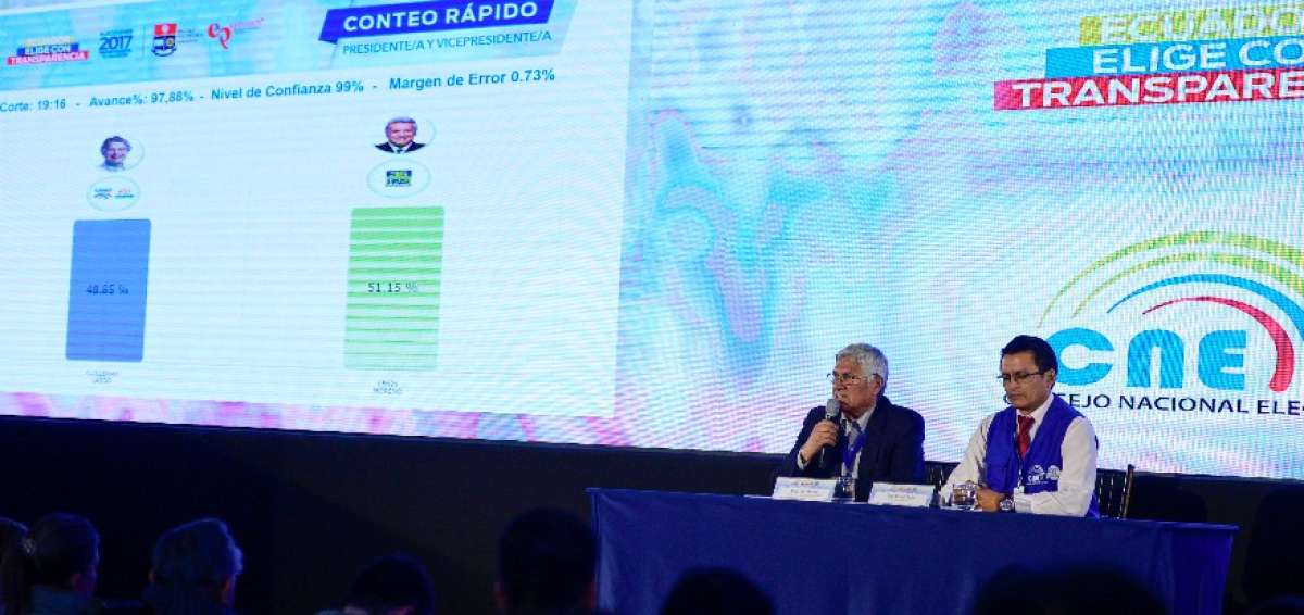Luis Horna, de la EPN, y Diego Tello, coordinador del CNE, durante la rueda de prensa. 