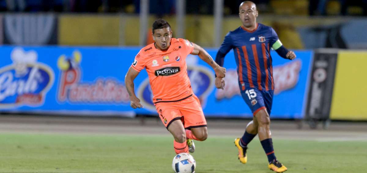 Mario Pineida (izq.), de Barcelona, escapa de la marca de Santiago Morales durante el partido de ayer.      