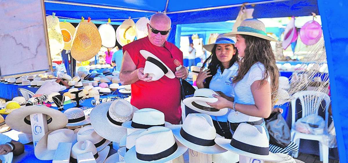 En cada ocasi&oacute;n que llega un crucero a Manta se realiza una feria artesanal en la Plaza C&iacute;vica.