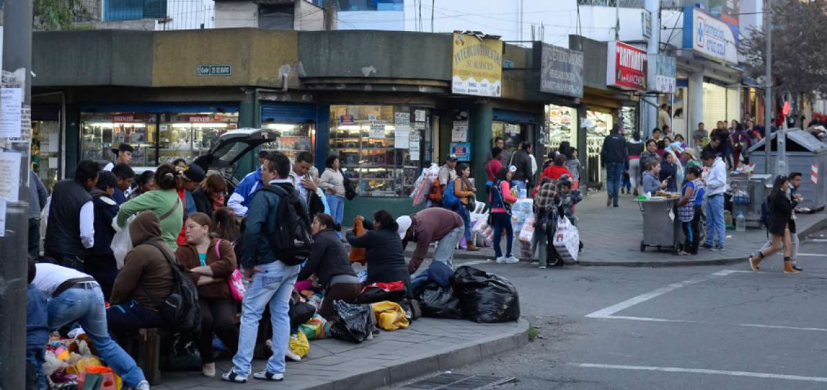 Decenas de vendedores ambulantes se toman cada tarde las veredas de la calle Lizardo Ruiz, una de las m&aacute;s transitadas de Cotocollao.