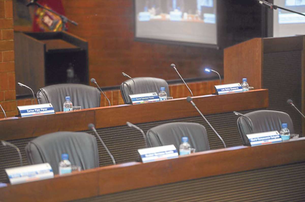 Los concejales capitalinos, incluidos los del bloque de AP, abandonaron ayer el pleno en medio de protestas. Foto: Archivo / El Tel&eacute;grafo