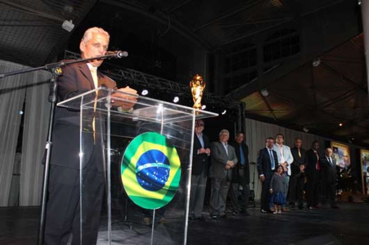 El entrenador Reinaldo Rueda estuvo presente en el acto. Foto tomada de la FEF.