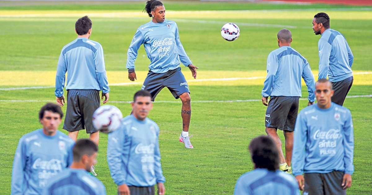 Uruguay reconoci&oacute; ayer el estadio La Portada, donde hoy enfrentar&aacute; a Paraguay. Foto: AFP