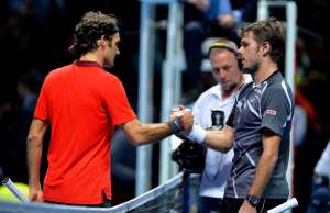 Roger Federer (i.) saluda con Stanislas Wawrinka al final del partido. Foto: AFP