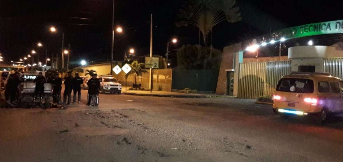 Resguardo en los exteriores de la Universidad T&eacute;cnica de Manab&iacute;.