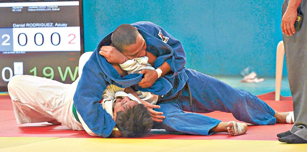 Jos&eacute; Requena (azul), de Bol&iacute;var, somete sobre el tatami al azuayo Daniel Rodr&iacute;guez, de la divisi&oacute;n 90kg. Foto: Lylibeth Coloma / El Tel&eacute;grafo.