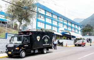Al siguiente d&iacute;a de la rebeli&oacute;n policial, personal municipal de limpieza lav&oacute; las calles y borr&oacute; las evidencias. Marco Salgado / El Tel&eacute;grafo