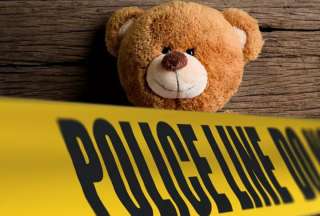 Osos de peluche cubiertos aparentemente con piel humana se encontraron en una banqueta en California. 