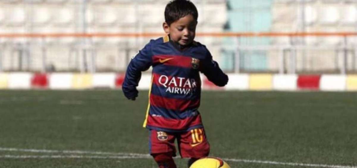 Ni&ntilde;o afgano al fin se viste de Messi
