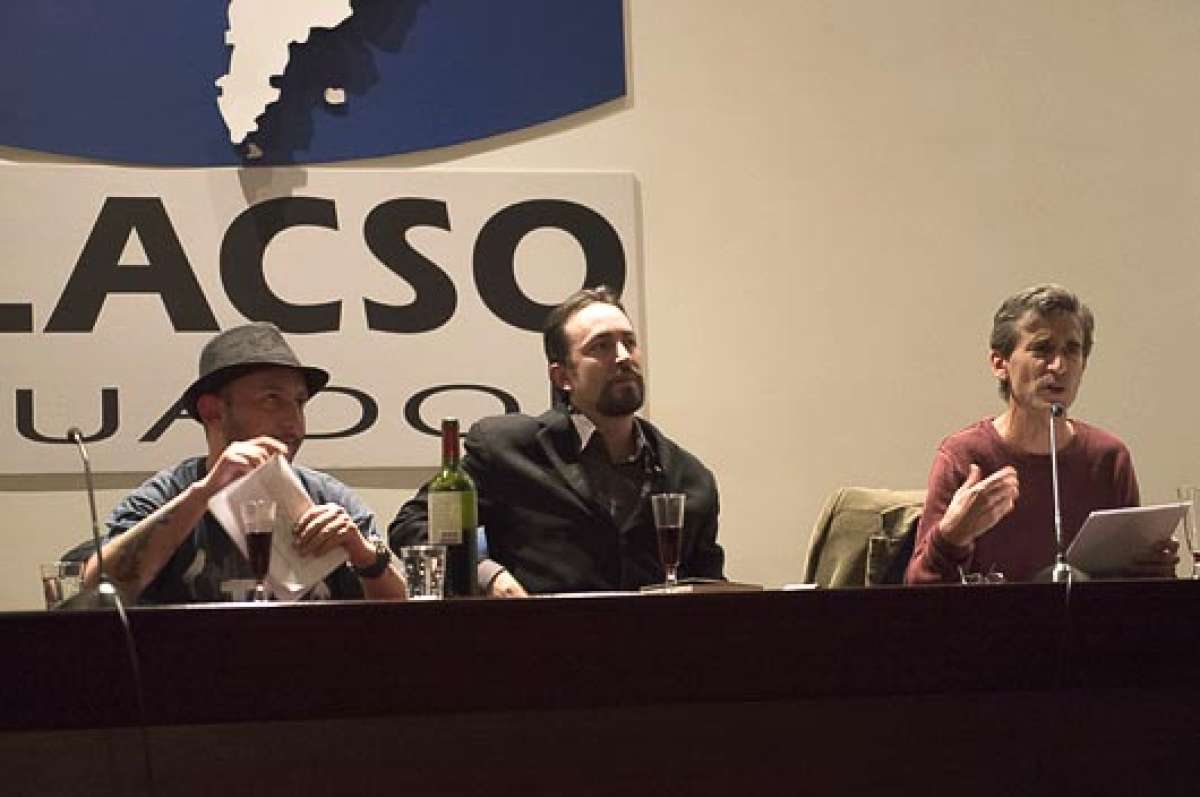 Fernando Escobar P&aacute;ez, Andr&eacute;s Villalba Becdach y Adolfo Mac&iacute;as, en una presentaci&oacute;n a media luz, con vino en lugar de agua. Foto: Fernando Sandoval