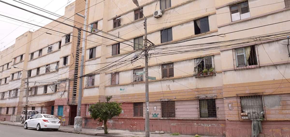 Las casas colectivas ser&iacute;an demolidas para iniciar la construcci&oacute;n de un hospital, anunci&oacute; el IESS.