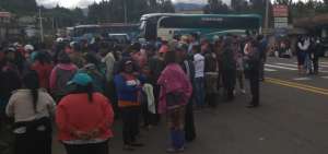 Los moradores del sector se congregaron en la v&iacute;a para obstaculizar el paso de los veh&iacute;culos.