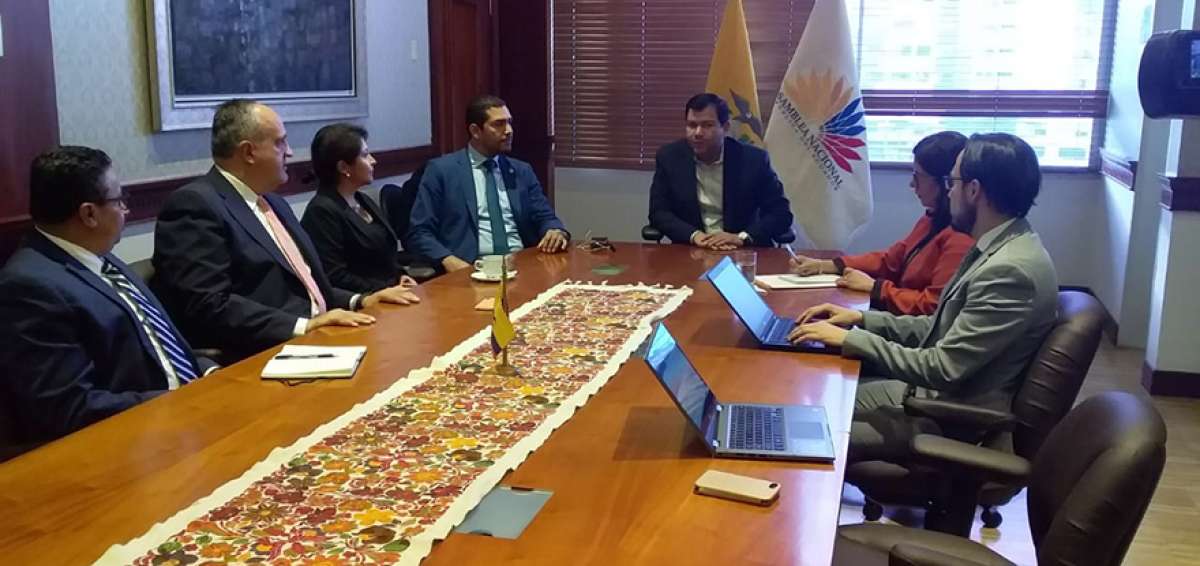 Presidente de la Asamblea se re&uacute;ne con expertos anticorrupci&oacute;n
