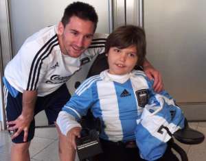 Valentino Zegarelli (d) con 9 a&ntilde;os sue&ntilde;a ser como su &iacute;dolo Messi (i). Foto: Internet