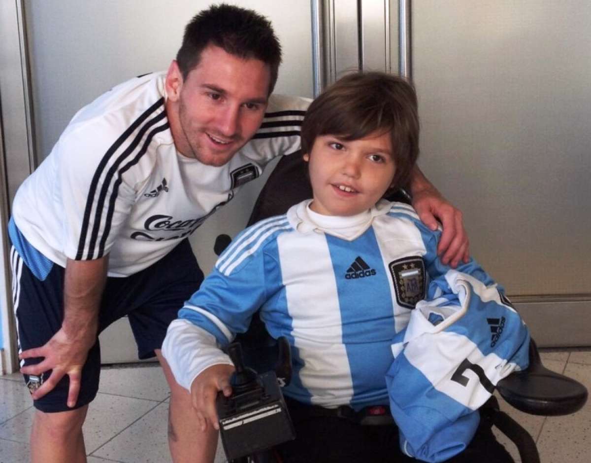 Valentino Zegarelli (d) con 9 a&ntilde;os sue&ntilde;a ser como su &iacute;dolo Messi (i). Foto: Internet