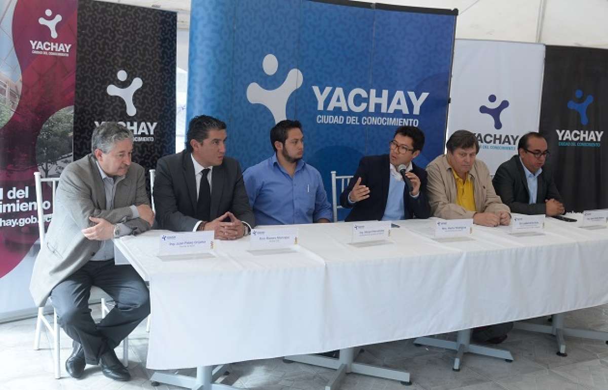 Autoridades de Yachay E.P. en conjunto con expertos argentinos dar&aacute;n capacitaci&oacute;n a 300 mil ganaderos. Foto: &Aacute;lvaro P&eacute;rez/ EL TEL&Eacute;GRAFO
