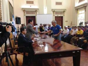 El gobernador Rolando Panchana (i) recibi&oacute; por parte de la Fenacopec un documento de peticiones y sugerencias. Foto: H&eacute;ctor Marcillo / El Tel&eacute;grafo