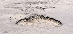 La carpeta asf&aacute;ltica de la v&iacute;a a Samborond&oacute;n, en sus 10,5 km, presenta baches y grietas, deterioro que aument&oacute; con la actual temporada lluviosa.
