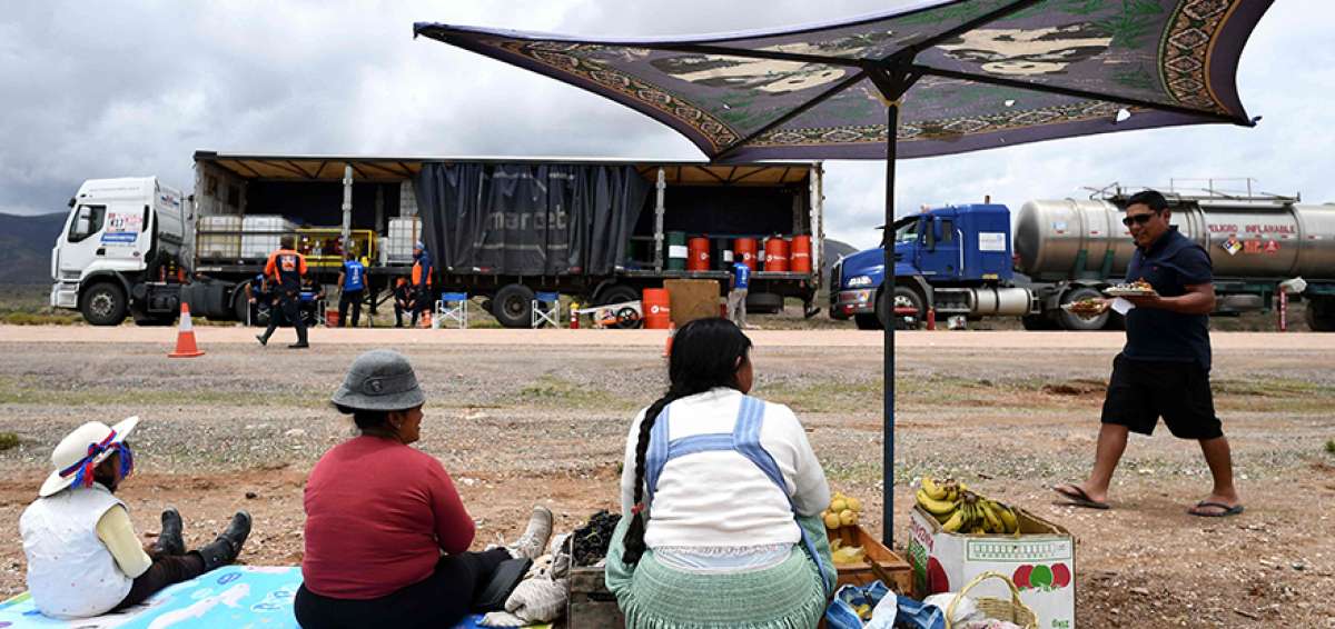 &rarr;Una ind&iacute;gena  boliviana vende sus productos a los pilotos.
