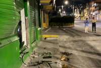 Las puertas de ingreso de la farmacia de Cumbayá muestran la magnitud de la explosión.
