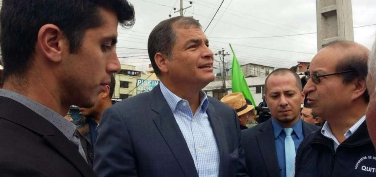 El presidente Rafael Correa (c) lidera un gabinete en el sur de Quito.