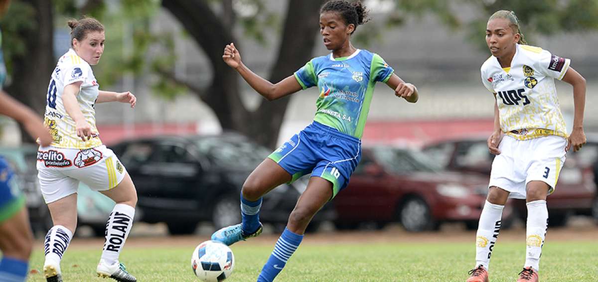 La delantera Mar&iacute;a Guisamano (centro), del equipo del Club Formativo Gal&aacute;pagos, anot&oacute; el gol de su equipo ante Carneras UPS.