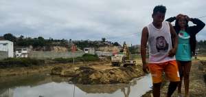 Los ciudadanos que viven cerca de la comunidad R&iacute;o Manta caminan sobre muros de gaviones del r&iacute;o Manta. 