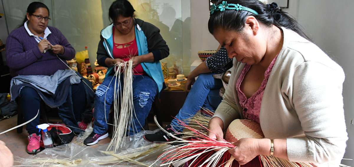 El taller al que asisten las tejedoras es pr&aacute;ctico, el objetivo es aprender a mezclar colores y dise&ntilde;os, para ampliar la oferta.
