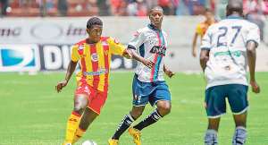 El juvenil de Aucas Nelson Lara (izq.) domina el bal&oacute;n ante la marca de &Eacute;dison M&eacute;ndez, durante el partido disputado en el estadio Gonzalo Pozo Ripalda. Foto: Fernando Sandoval / El Tel&eacute;grafo