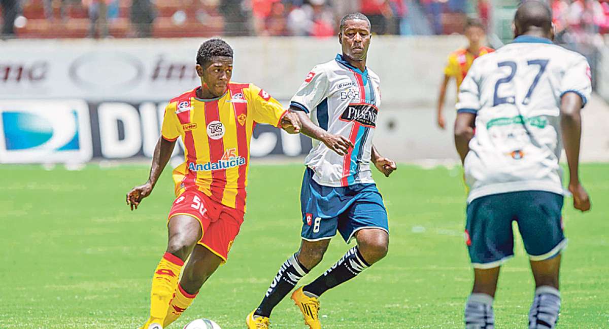 El juvenil de Aucas Nelson Lara (izq.) domina el bal&oacute;n ante la marca de &Eacute;dison M&eacute;ndez, durante el partido disputado en el estadio Gonzalo Pozo Ripalda. Foto: Fernando Sandoval / El Tel&eacute;grafo