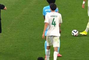  Un jugador fue expulsado al minuto 95 de un partido, regaló su camiseta a un hincha, pero luego de la revisión del VAR, tuvo que regresar a la cancha.