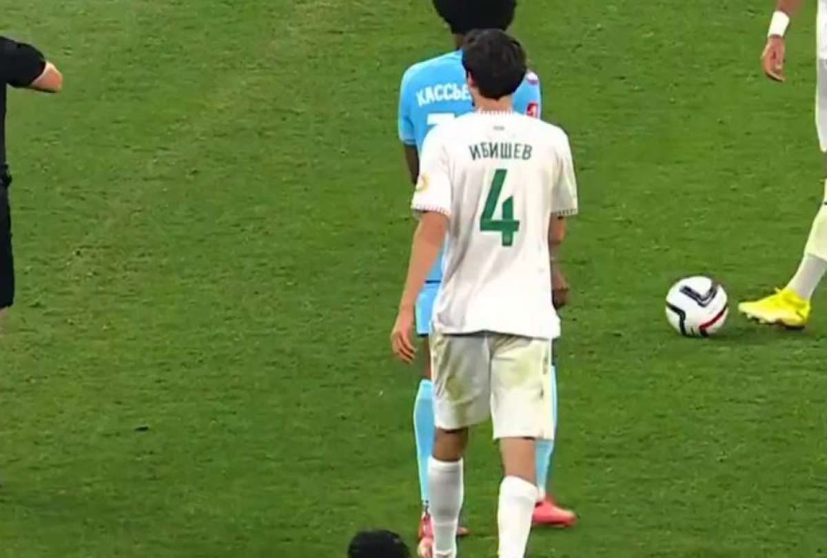  Un jugador fue expulsado al minuto 95 de un partido, regaló su camiseta a un hincha, pero luego de la revisión del VAR, tuvo que regresar a la cancha.