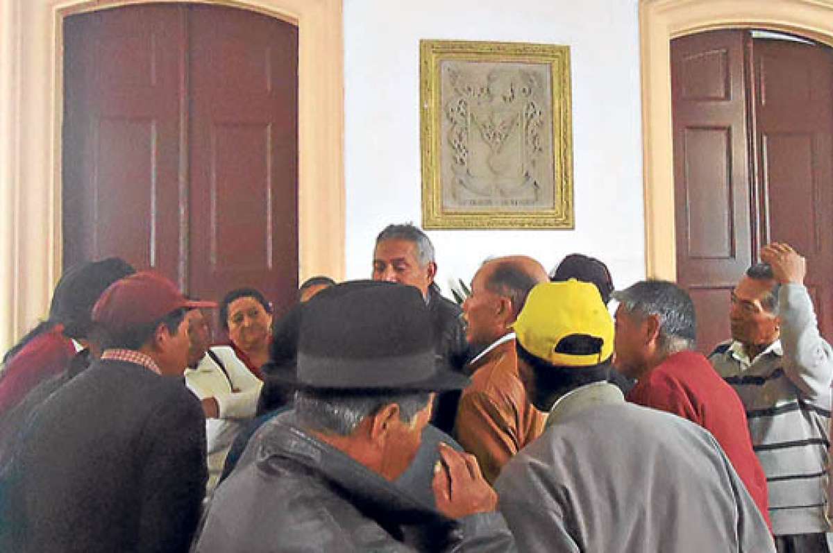 Los exfuncionarios municipales se reunieron para designar una comisi&oacute;n que dialogue con el Alcalde y solicite el respectivo pago de sus pensiones jubilares. Foto: Elizabeth Maggi / para El Tel&eacute;grafo