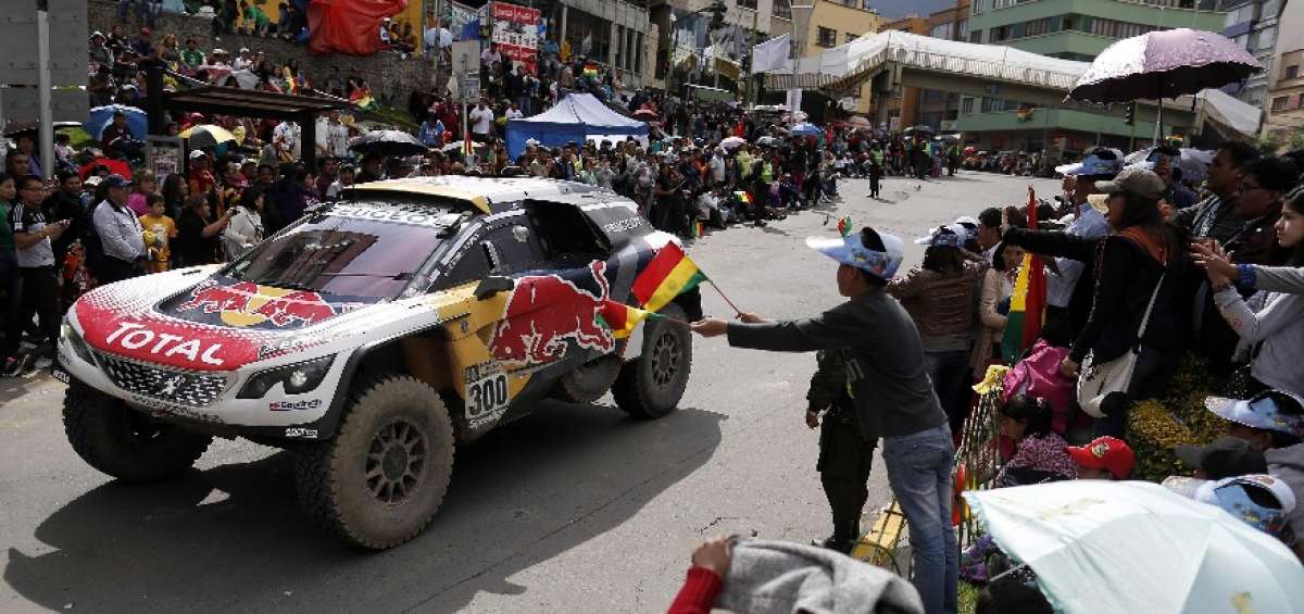 Los bolivianos salieron a las principales avenidas de La Paz para despedir a los competidores. 