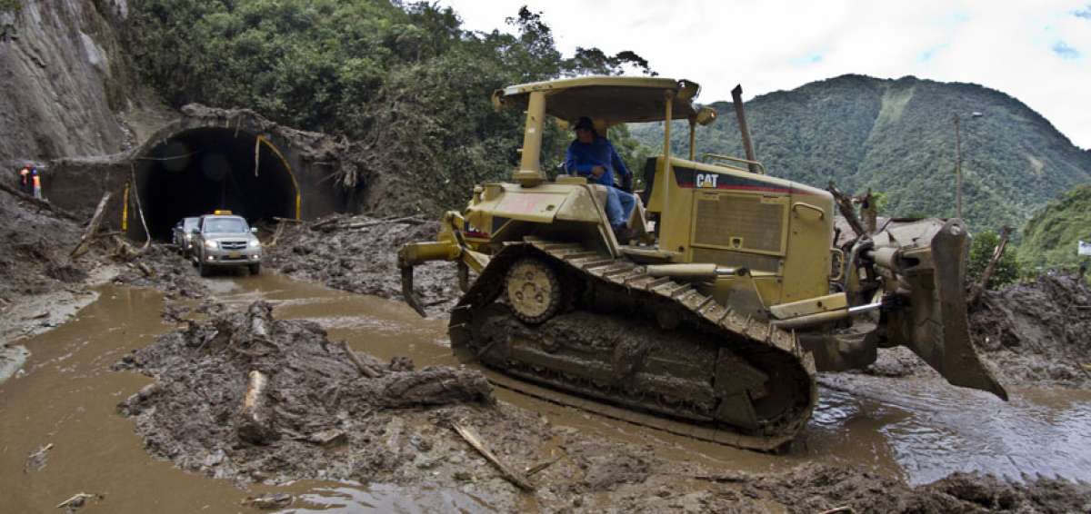 Personal y maquinaria del municipio de Ba&ntilde;os y del Ministerio de Transporte y Obras P&uacute;blicas, limpian permanentemente los tramos donde ocurren deslaves.