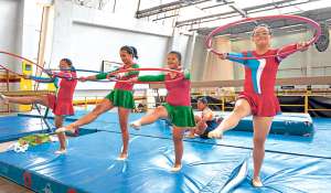 De izquierda a derecha: Karen Piloso, Michelle Silva, Roxana Pilligua y Bel&eacute;n Ortiz practicaron ayer en Quito una coreograf&iacute;a con los aros. Foto: John Guevara / El Tel&eacute;grafo 