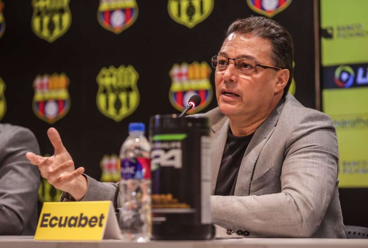 Carlos Alfaro Moreno, presidente de Barcelona, durante una conferencia de prensa