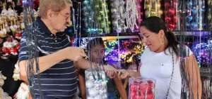 En los centros comerciales se incrementan las ventas en temporada navide&ntilde;a.