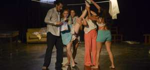 En escena est&aacute;n Patricio Albarrac&iacute;n, Denisse Ramis, Gabriela Ch&aacute;vez, Isis Granda y Carolina Chacha, formados en artes esc&eacute;nicas y danza.  