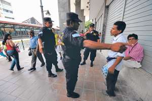 El accionar violento de la Polic&iacute;a Metropolitana para controlar el comercio y el orden en los espacios p&uacute;blicos fue criticado en la carta. Foto: Francisco Ipanaqu&eacute;.